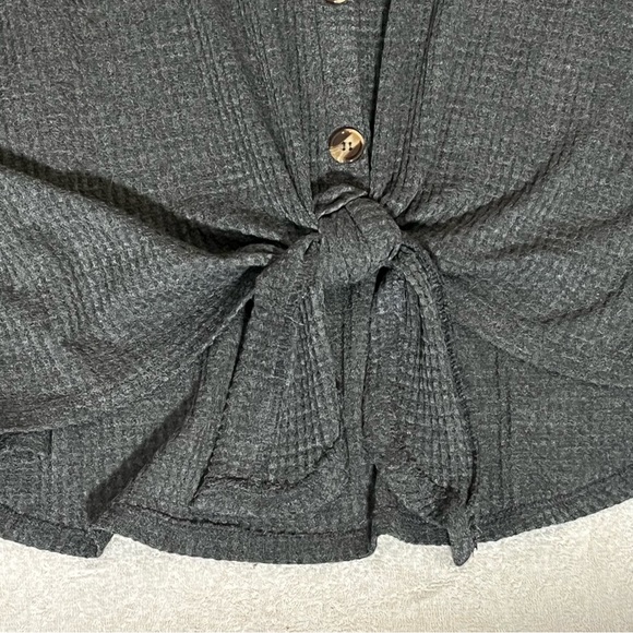 Torrid Gray Short Sleeved Waffle Texture Wood ish buttons Tie Detail size 3 - Picture 4 of 10